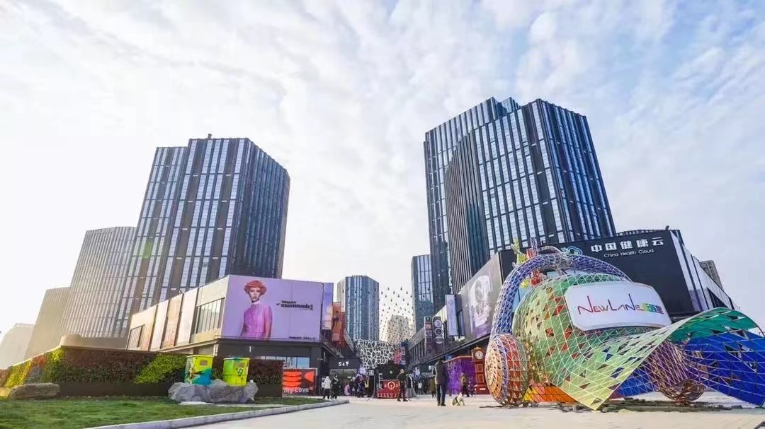 一手房暂无在售项目,不过南侧临近南环路在售的新房有佳源广场,公园里